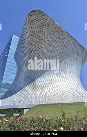 Gesamtansicht des Soumaya Museums am 10. Januar 2020 in Mexiko-Stadt, Mexiko. Das Soumaya Museum ist eine 1994 zusammengeschlossene Kulturinstitution, die vom mexikanischen Architekten Fernando Romero entworfen wurde. Seine Hauptaufgabe ist es, die Sammlung der Carlos Slim Foundation zu teilen, die mehr als 3 Jahrhunderte amerikanischer und europäischer Kunst bietet. Der Name des Museums ehrt die Erinnerung an Soumaya DOMiT, die Frau des Geschäftsmannes und Gründer des Museums, Carlos Slim Helu. (Foto von Eyepix/NurPhoto) Stockfoto