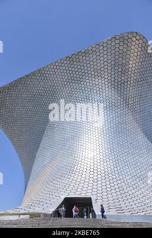 Gesamtansicht des Soumaya Museums am 10. Januar 2020 in Mexiko-Stadt, Mexiko. Das Soumaya Museum ist eine 1994 zusammengeschlossene Kulturinstitution, die vom mexikanischen Architekten Fernando Romero entworfen wurde. Seine Hauptaufgabe ist es, die Sammlung der Carlos Slim Foundation zu teilen, die mehr als 3 Jahrhunderte amerikanischer und europäischer Kunst bietet. Der Name des Museums ehrt die Erinnerung an Soumaya DOMiT, die Frau des Geschäftsmannes und Gründer des Museums, Carlos Slim Helu. (Foto von Eyepix/NurPhoto) Stockfoto