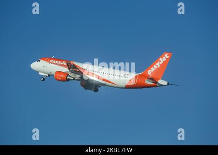 Ein Airbus A320-200 von easyJet Europe Airline, ein Kleinraumflugzeug, das während eines Tages am blauen Himmel am 11. Januar 2020In in Brüssel, Belgien, bei der Rotation und dem Start vom Brüsseler Internationalen Flughafen Zaventem BRU EBBR gesehen wurde. Das Flugzeug besitzt die Zulassung OE-IZT mit 2x CMFI-Düsentools. EasyJet Europe ist eine österreichische Low-Cost-Fluggesellschaft mit Sitz in Wien, Österreich, Tochtergesellschaft der britischen Low-Cost-Billigfluggesellschaft Easy Jet. Die Fluggesellschaft verbindet die belgische Hauptstadt mit Basel Mulhouse, Genf, Berlin Tegel, Bordeaux und Nizza. (Foto von Nicolas Economou/NurPhoto) Stockfoto