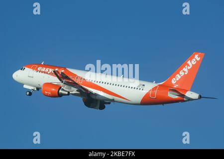 Ein Airbus A320-200 von easyJet Europe Airline, ein Kleinraumflugzeug, das während eines Tages am blauen Himmel am 11. Januar 2020In in Brüssel, Belgien, bei der Rotation und dem Start vom Brüsseler Internationalen Flughafen Zaventem BRU EBBR gesehen wurde. Das Flugzeug besitzt die Zulassung OE-IZT mit 2x CMFI-Düsentools. EasyJet Europe ist eine österreichische Low-Cost-Fluggesellschaft mit Sitz in Wien, Österreich, Tochtergesellschaft der britischen Low-Cost-Billigfluggesellschaft Easy Jet. Die Fluggesellschaft verbindet die belgische Hauptstadt mit Basel Mulhouse, Genf, Berlin Tegel, Bordeaux und Nizza. (Foto von Nicolas Economou/NurPhoto) Stockfoto