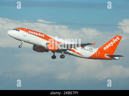 Ein Airbus A320-200 von easyJet Europe Airline, ein Kleinraumflugzeug, das während eines Tages am blauen Himmel am 11. Januar 2020In in Brüssel, Belgien, bei der Rotation und dem Start vom Brüsseler Internationalen Flughafen Zaventem BRU EBBR gesehen wurde. Das Flugzeug besitzt die Zulassung OE-IZT mit 2x CMFI-Düsentools. EasyJet Europe ist eine österreichische Low-Cost-Fluggesellschaft mit Sitz in Wien, Österreich, Tochtergesellschaft der britischen Low-Cost-Billigfluggesellschaft Easy Jet. Die Fluggesellschaft verbindet die belgische Hauptstadt mit Basel Mulhouse, Genf, Berlin Tegel, Bordeaux und Nizza. (Foto von Nicolas Economou/NurPhoto) Stockfoto