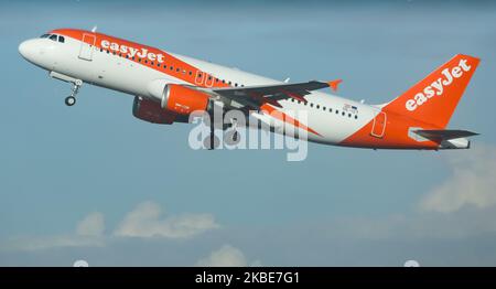 Ein Airbus A320-200 von easyJet Europe Airline, ein Kleinraumflugzeug, das während eines Tages am blauen Himmel am 11. Januar 2020In in Brüssel, Belgien, bei der Rotation und dem Start vom Brüsseler Internationalen Flughafen Zaventem BRU EBBR gesehen wurde. Das Flugzeug besitzt die Zulassung OE-IZT mit 2x CMFI-Düsentools. EasyJet Europe ist eine österreichische Low-Cost-Fluggesellschaft mit Sitz in Wien, Österreich, Tochtergesellschaft der britischen Low-Cost-Billigfluggesellschaft Easy Jet. Die Fluggesellschaft verbindet die belgische Hauptstadt mit Basel Mulhouse, Genf, Berlin Tegel, Bordeaux und Nizza. (Foto von Nicolas Economou/NurPhoto) Stockfoto