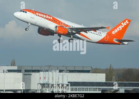 Ein Airbus A320-200 von easyJet Europe Airline, ein Kleinraumflugzeug, das während eines Tages am blauen Himmel am 11. Januar 2020In in Brüssel, Belgien, bei der Rotation und dem Start vom Brüsseler Internationalen Flughafen Zaventem BRU EBBR gesehen wurde. Das Flugzeug besitzt die Zulassung OE-IZT mit 2x CMFI-Düsentools. EasyJet Europe ist eine österreichische Low-Cost-Fluggesellschaft mit Sitz in Wien, Österreich, Tochtergesellschaft der britischen Low-Cost-Billigfluggesellschaft Easy Jet. Die Fluggesellschaft verbindet die belgische Hauptstadt mit Basel Mulhouse, Genf, Berlin Tegel, Bordeaux und Nizza. (Foto von Nicolas Economou/NurPhoto) Stockfoto