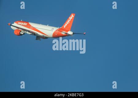 Ein Airbus A320-200 von easyJet Europe Airline, ein Kleinraumflugzeug, das während eines Tages am blauen Himmel am 11. Januar 2020In in Brüssel, Belgien, bei der Rotation und dem Start vom Brüsseler Internationalen Flughafen Zaventem BRU EBBR gesehen wurde. Das Flugzeug besitzt die Zulassung OE-IZT mit 2x CMFI-Düsentools. EasyJet Europe ist eine österreichische Low-Cost-Fluggesellschaft mit Sitz in Wien, Österreich, Tochtergesellschaft der britischen Low-Cost-Billigfluggesellschaft Easy Jet. Die Fluggesellschaft verbindet die belgische Hauptstadt mit Basel Mulhouse, Genf, Berlin Tegel, Bordeaux und Nizza. (Foto von Nicolas Economou/NurPhoto) Stockfoto