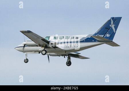 Ein Cessna 402 Leichtflugzeug mit zwei Kolbenmotoren, das für die Fluggesellschaft Cape Air - Hyannis Air Service im Einsatz ist, wie man sieht, dass es am John F. Kennedy International Airport in New York JFK landet. Das Flugzeug ist eine 402C und hat die Registrierung N26156. November 14 2019, NY, USA (Foto von Nicolas Economou/NurPhoto) Stockfoto