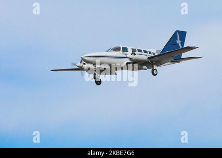 Ein Cessna 402 Leichtflugzeug mit zwei Kolbenmotoren, das für die Fluggesellschaft Cape Air - Hyannis Air Service im Einsatz ist, wie man sieht, dass es am John F. Kennedy International Airport in New York JFK landet. Das Flugzeug ist eine 402C und hat die Registrierung N26156. November 14 2019, NY, USA (Foto von Nicolas Economou/NurPhoto) Stockfoto