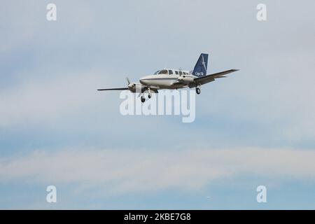 Ein Cessna 402 Leichtflugzeug mit zwei Kolbenmotoren, das für die Fluggesellschaft Cape Air - Hyannis Air Service im Einsatz ist, wie man sieht, dass es am John F. Kennedy International Airport in New York JFK landet. Das Flugzeug ist eine 402C und hat die Registrierung N26156. November 14 2019, NY, USA (Foto von Nicolas Economou/NurPhoto) Stockfoto