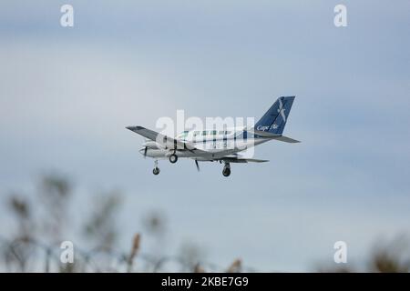 Ein Cessna 402 Leichtflugzeug mit zwei Kolbenmotoren, das für die Fluggesellschaft Cape Air - Hyannis Air Service im Einsatz ist, wie man sieht, dass es am John F. Kennedy International Airport in New York JFK landet. Das Flugzeug ist eine 402C und hat die Registrierung N26156. November 14 2019, NY, USA (Foto von Nicolas Economou/NurPhoto) Stockfoto