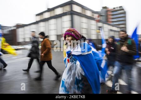 Tausende schottischer Unabhängigkeitsbefürworter marschieren am 11. Januar 2020 während eines All Under One Banner marsches in Glasgow, Schottland, durch Glasgow. Das Ziel der Organisatoren ist es, unabhängige Aktivisten in ganz Schottland durch die Organisation von Märschen und Kundgebungen zu vereinen, die zuvor in Edinburgh, Dumfries und Dundee größere Kundgebungen abgehalten haben. (Foto von Ewan Bootman/NurPhoto) Stockfoto