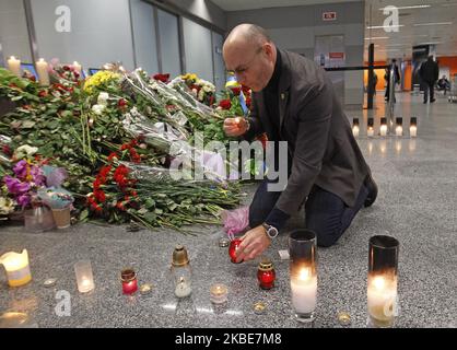 Der Präsident der Ukraine International Airlines (UIA), Jewhenii Dykhne, zündet am 11. Januar 2020 Kerzen an, um den Besatzungsmitgliedern des ukrainischen Boeing 737-800-Flugzeugs, das am internationalen Flughafen Boryspil, nicht weit von Kiew, Ukraine, im Iran abgestürzt ist, ein provisorisches Denkmal zu errichten. (Foto von STR/NurPhoto) Stockfoto