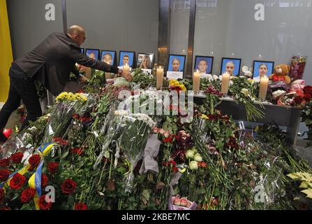 Der Präsident der Ukraine International Airlines (UIA), Yevhenii Dykhne, legt am 11. Januar 2020 Blumen an ein provisorisches Denkmal für die Besatzungsmitglieder des ukrainischen Boeing 737-800-Flugzeugs, das im Iran auf dem internationalen Flughafen Boryspil, nicht weit von Kiew, Ukraine, abgestürzt ist. (Foto von STR/NurPhoto) Stockfoto