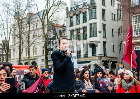 Femke Roosma von der politischen Partei GroenLinks Amsterdam hält während der Demonstration No war on Iran am 11.. Januar 2020 in Amsterdam eine Rede. (Foto von Romy Arroyo Fernandez/NurPhoto) Stockfoto