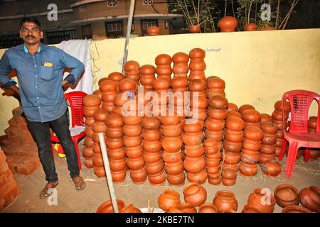 Mann, der Tontöpfe zum Kochen von Pongala in der Nacht des neunten Tages des 10-tägigen Attukal Pongala Mahotsavam Festivals in der Stadt Thiruvananthapuram (Trivandrum), Kerala, Indien, am 18. Februar 2019 verkauft. Das Attukal Pongala Mahotsavam Festival wird jedes Jahr von Millionen Hindu-Frauen gefeiert. (Foto von Creative Touch Imaging Ltd./NurPhoto) Stockfoto