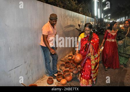 Frauen kaufen Tontöpfe, die zum Kochen von Pongala in der Nacht des neunten Tages des 10-tägigen Attukal Pongala Mahotsavam Festivals in der Stadt Thiruvananthapuram (Trivandrum), Kerala, Indien, am 18. Februar 2019 verwendet werden. Das Attukal Pongala Mahotsavam Festival wird jedes Jahr von Millionen Hindu-Frauen gefeiert. (Foto von Creative Touch Imaging Ltd./NurPhoto) Stockfoto