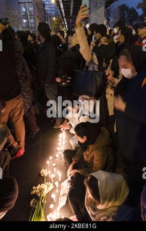 Studenten einer Universität zünden Kerzen an, um an die Opfer des ukrainischen Passagierflugzeugs Boeing 737 im Geschäftsviertel von Tehrans am 11. Januar 2020 zu erinnern. Das Irans Revolutionsgarde-Korps (IRGC) sagte am 11.. Januar, dass sie die ukrainische Passagierebene während eines falschen Anschlags geschlossen haben, da sie für den möglichen Raketenangriff der USA auf die 52 Ziele im Iran bereit waren. (Foto von Morteza Nikoubazl/NurPhoto) Stockfoto