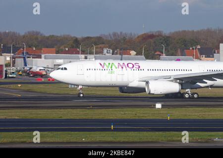 WaMos Air Airbus A330-200 Verkehrsflugzeuge aus der Rotationsphase, dem Start und dem Flug von Brüssel Zaventem National Airport BRU EBBR in der belgischen Hauptstadt am 19. November 2019. Das Großkarosserie-Langstreckenflugzeug hat die Zulassung EC-LNH und 2x RR Rolls Royce Düsentoiletten. Wamosair, spanische Fluggesellschaft hat den Code EB, PLM, PULLMAN ist eine Fluggesellschaft, die ehemalige Pullmantur Air, mit Hauptsitz in Madrid, die Linien- und Freizeitcharterflüge für Urlaubsziele in der Karibik wie Varadero in Kuba, Punta Cana in der Dominikanischen Republik, Cancun in Mexiko usw. anbietet. Brüssel, Stockfoto