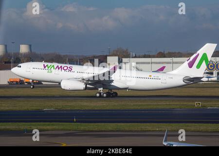 WaMos Air Airbus A330-200 Verkehrsflugzeuge aus der Rotationsphase, dem Start und dem Flug von Brüssel Zaventem National Airport BRU EBBR in der belgischen Hauptstadt am 19. November 2019. Das Großkarosserie-Langstreckenflugzeug hat die Zulassung EC-LNH und 2x RR Rolls Royce Düsentoiletten. Wamosair, spanische Fluggesellschaft hat den Code EB, PLM, PULLMAN ist eine Fluggesellschaft, die ehemalige Pullmantur Air, mit Hauptsitz in Madrid, die Linien- und Freizeitcharterflüge für Urlaubsziele in der Karibik wie Varadero in Kuba, Punta Cana in der Dominikanischen Republik, Cancun in Mexiko usw. anbietet. Brüssel, Stockfoto