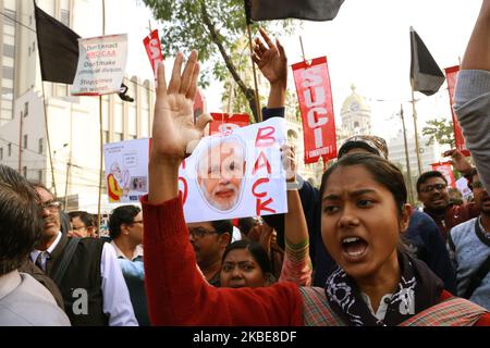 Aktivisten des Zentrums für soziale Einheit Indiens (SUCI) halten Plakate und rufen Slogans gegen Indiens Premierminister Narendra Modi auf, während sie am 11. Januar 2020 in Kalkutta an einem Protest gegen das neue indische Staatsbürgerschaftsgesetz teilnehmen. (Foto von Debajyoti Chakraborty/NurPhoto) Stockfoto