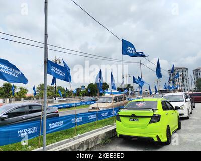 Kuala Lumpur, Malaysia. 04.. November 2022. Flaggen der Perikatan Nasional (National Alliance) stehen am Straßenrand. Zwei Wochen vor den Neuwahlen in Malaysia beginnt am Samstag der Wahlkampf im südostasiatischen Königreich. Viele Politiker und Wähler befürchten, dass der aktuelle Monsun mit seinen starken Regenfällen und Überschwemmungen Auswirkungen auf die Abstimmung haben könnte. Trotz aller Bedenken hatte die wahlkommission jedoch kürzlich den Termin für den 19. November festgelegt. Kredit: Genevieve Tan/dpa/Alamy Live Nachrichten Stockfoto