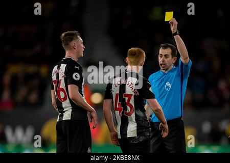 Schiedsrichter Peter Banks gibt Matthew Longstaff von Newcastle United eine gelbe Karte während des Premier League-Spiels zwischen Wolverhampton Wanderers und Newcastle United am Samstag, 11.. Januar 2020 in Molineux, Wolverhampton. (Foto von Alan Hayward/MI News/NurPhoto) Stockfoto