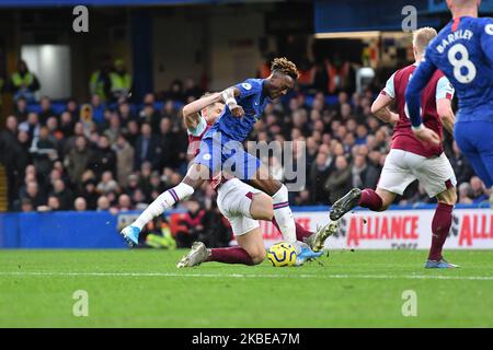 Burnleys englischer Verteidiger James Tarkowski bekämpft Chelseas englischen Stürmer Tammy Abraham (C) während des Premier League-Spiels zwischen dem FC Chelsea und dem FC Burnley in Stamford Bridge am 11. Januar 2020 in London, Großbritannien. (Foto von MI News/NurPhoto) Stockfoto