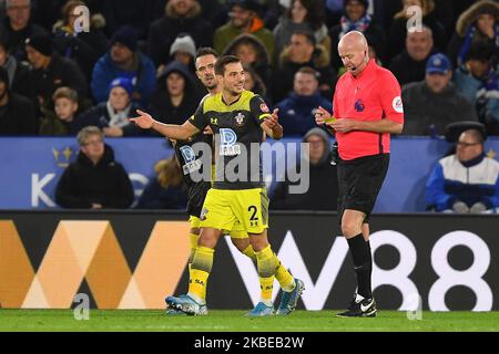 Cedric Soares (2) von Southampton zeigt sich am Samstag, dem 11.. Januar 2020, beim Premier League-Spiel zwischen Leicester City und Southampton im King Power Stadium, Leicester, gegen den Schiedsrichter Lee Mason. (Foto von Jon Hobley/MI News/NurPhoto) Stockfoto