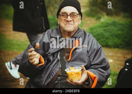 Die Winterschwimmer von Lavrio, einem Hafen im östlichen Attika, schneiden den Neujahrskuchen (Vasilopita auf Griechisch) für 2020. Menschen jeden Alters versammelten sich im neuen Jahr zum ersten Mal zum Schwimmen, bei einer Meerestemperatur von 12 bis 13 Grad Celsius. Danach hatten sie etwas Wein, traditionelle Bohnensuppe (Fasolada auf Griechisch) und gesungen. (Foto von Maria Chourdari/NurPhoto) Stockfoto