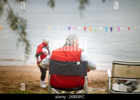 Die Winterschwimmer von Lavrio, einem Hafen im östlichen Attika, schneiden den Neujahrskuchen (Vasilopita auf Griechisch) für 2020. Menschen jeden Alters versammelten sich im neuen Jahr zum ersten Mal zum Schwimmen, bei einer Meerestemperatur von 12 bis 13 Grad Celsius. Danach hatten sie etwas Wein, traditionelle Bohnensuppe (Fasolada auf Griechisch) und gesungen. (Foto von Maria Chourdari/NurPhoto) Stockfoto