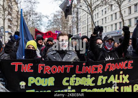 Männer der antifaschistischen Cortege bei Demonstrationen gegen das Rentenreformprojekt. Die gewerkschaftsübergreifende Organisation, bestehend aus CGT, FO, Solidarires-Gewerkschaften, Sud, FSU und Studentenorganisationen, forderte einen neuen Aktionstag gegen die Rentenreform und einen 38.-tägigen Streik. Paris, Frankreich, 11. Januar 2020. Des hommes du cortege antifasciste durant manifest contre le projeget de reforme des retraites. L'Organisation intersyndicale composee de la CGT, FO, des syndicats solidaires, Sud, FSU et des organisations etudiantes, a appelé à une nouvelle journée d'Action contre la réforme des retraites Stockfoto