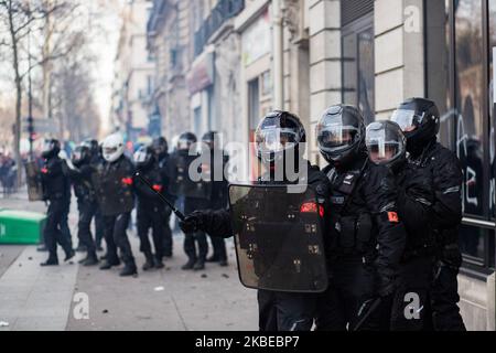 Eine Brigade der gewalttätigen Repression sichert sich während der Zusammenstöße, die entlang der Demonstration gegen das Rentenreformprojekt ausbrachen, ein Lager. Die gewerkschaftsübergreifende Organisation, bestehend aus CGT, FO, Solidarires-Gewerkschaften, Sud, FSU und Studentenorganisationen, forderte einen neuen Aktionstag gegen die Rentenreform und einen 38.-tägigen Streik. Paris, Frankreich, 11. Januar 2020. Une brigades de Repression de Action violente sécurise un magasin lors des heurts qui ont eclate le long de la manifest contre le projects de reforme des retraites. L'Organisation intersyndicale composee de la CGT, FO, des syndicats Solid Stockfoto