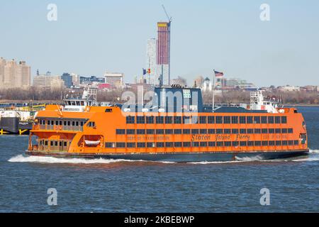 Ikonische beliebte orangene Staten Island Ferry in New York City, die den Hafen von Lower Manhattanverbindet die Passagierfähre wird vom NYC Department of Transportation betrieben, die historische Route existiert seit 1817 und befördert 2019 25,2 Millionen Passagiere. Heute fahren 8 verschiedene Boote von 4 Klassen - Kennedy, Barberi, Austen und Molinari, die Einheimische und Touristen mit Blick auf die Freiheitsstatue, die Wolkenkratzer und die Skyline von NY, New York, USA - 14. November 2019 (Foto: Nicolas Economou/NurPhoto) Stockfoto