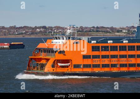 Ikonische beliebte orangene Staten Island Ferry in New York City, die den Hafen von Lower Manhattanverbindet die Passagierfähre wird vom NYC Department of Transportation betrieben, die historische Route existiert seit 1817 und befördert 2019 25,2 Millionen Passagiere. Heute fahren 8 verschiedene Boote von 4 Klassen - Kennedy, Barberi, Austen und Molinari, die Einheimische und Touristen mit Blick auf die Freiheitsstatue, die Wolkenkratzer und die Skyline von NY, New York, USA - 14. November 2019 (Foto: Nicolas Economou/NurPhoto) Stockfoto