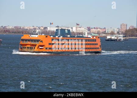 Ikonische beliebte orangene Staten Island Ferry in New York City, die den Hafen von Lower Manhattanverbindet die Passagierfähre wird vom NYC Department of Transportation betrieben, die historische Route existiert seit 1817 und befördert 2019 25,2 Millionen Passagiere. Heute fahren 8 verschiedene Boote von 4 Klassen - Kennedy, Barberi, Austen und Molinari, die Einheimische und Touristen mit Blick auf die Freiheitsstatue, die Wolkenkratzer und die Skyline von NY, New York, USA - 14. November 2019 (Foto: Nicolas Economou/NurPhoto) Stockfoto