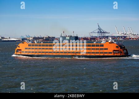 Ikonische beliebte orangene Staten Island Ferry in New York City, die den Hafen von Lower Manhattanverbindet die Passagierfähre wird vom NYC Department of Transportation betrieben, die historische Route existiert seit 1817 und befördert 2019 25,2 Millionen Passagiere. Heute fahren 8 verschiedene Boote von 4 Klassen - Kennedy, Barberi, Austen und Molinari, die Einheimische und Touristen mit Blick auf die Freiheitsstatue, die Wolkenkratzer und die Skyline von NY, New York, USA - 14. November 2019 (Foto: Nicolas Economou/NurPhoto) Stockfoto