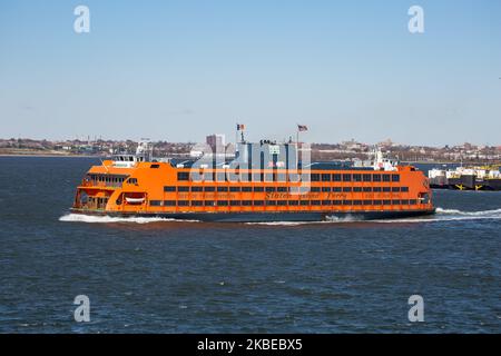 Ikonische beliebte orangene Staten Island Ferry in New York City, die den Hafen von Lower Manhattanverbindet die Passagierfähre wird vom NYC Department of Transportation betrieben, die historische Route existiert seit 1817 und befördert 2019 25,2 Millionen Passagiere. Heute fahren 8 verschiedene Boote von 4 Klassen - Kennedy, Barberi, Austen und Molinari, die Einheimische und Touristen mit Blick auf die Freiheitsstatue, die Wolkenkratzer und die Skyline von NY, New York, USA - 14. November 2019 (Foto: Nicolas Economou/NurPhoto) Stockfoto