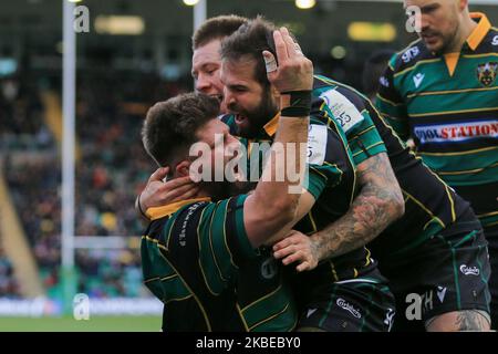 Northampton Saints Henry Taylor feiert den dritten VERSUCH seiner Mannschaft mit Northampton Saints Cobus Reinach während des Champions-Cup-Spiels zwischen Northampton Saints und Benetton Rugby in Franklin's Gardens, Northampton am Sonntag, 12.. Januar 2020. (Foto von Leila Coker/MI News/NurPhoto) Stockfoto