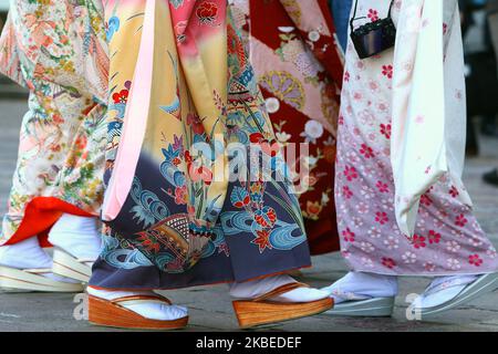 Japanische Frauen, die Kimonos tragen, nehmen an der Feier zum kommenden Alterstag in Tokio, Japan, am 13. Januar 2020 Teil. (Foto von Hitoshi Yamada/NurPhoto) Stockfoto