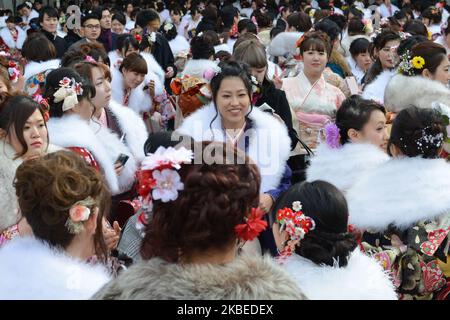 Japanische Frauen, die Kimonos tragen, nehmen an der Feier zum kommenden Alterstag in Tokio, Japan, am 13. Januar 2020 Teil. (Foto von Hitoshi Yamada/NurPhoto) Stockfoto