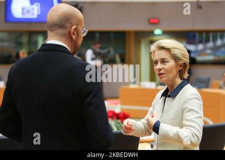 Ursula von der Leyen im Gespräch mit Charles Michel, dem Präsidenten des Europäischen Rates, dem ehemaligen belgischen Ministerpräsidenten. Ursula von der Leyen die Präsidentin der Europäischen Kommission seit dem 1. Dezember 2019. Der deutsche Politiker, wie er beim Roundtable am zweiten Tag des Europäischen Rates - Euro-Gipfels - beim Treffen der EU-Staats- und Regierungschefs am EU-Hauptquartier in Brüssel, Belgien - am 13. Dezember 2019 mit den Staats- und Regierungschefs der EU, den Präsidenten und dem Premierminister der EU, spricht (Foto: Nicolas Economou/NurPhoto) Stockfoto