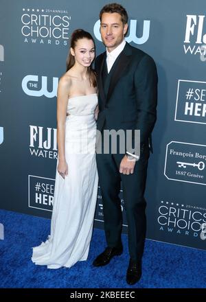 SANTA MONICA, LOS ANGELES, KALIFORNIEN, USA - 12. JANUAR: Isabella Justice Hartley und Justin Hartley kommen zu den Annual Critics' Choice Awards 25., die am 12. Januar 2020 im Barker Hangar in Santa Monica, Los Angeles, Kalifornien, USA, verliehen werden. (Foto von Xavier Collin/Image Press Agency/NurPhoto) Stockfoto