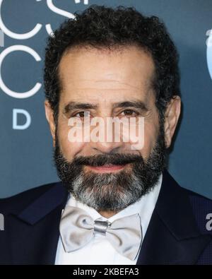 SANTA MONICA, LOS ANGELES, KALIFORNIEN, USA - 12. JANUAR: Der Schauspieler Tony Shalhoub mit Canali kommt zu den jährlichen Critics' Choice Awards 25., die am 12. Januar 2020 im Barker Hangar in Santa Monica, Los Angeles, Kalifornien, USA, verliehen wurden. (Foto von Xavier Collin/Image Press Agency/NurPhoto) Stockfoto