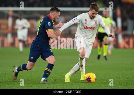 Aaron Ramsey von Juventus FC kämpft am 12. Januar 2020 im Stadio Olimpico in Rom mit Jordan Veretout von AS Roma während des Spiels der italienischen Serie A 2019/2020 zwischen AS Roma und Juventus FC um den Ball. (Foto von Danilo Di Giovanni/NurPhoto) Stockfoto