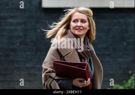 Esther McVey, Staatsministerin für Wohnungswesen, verlässt die Downing Street 10 im Zentrum Londons, nachdem sie an einer Kabinettssitzung am 14. Januar 2020 in London, England, teilgenommen hatte. (Foto von Wiktor Szymanowicz/NurPhoto) Stockfoto