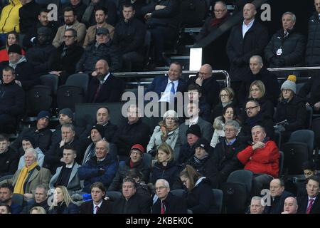 Mike Ashley, Inhaber von Newcastle United, teilt einen Witz mit Geschäftsführer Lee Charnley während des FA Cup-Spiels zwischen Newcastle United und Rochdale im St. James's Park, Newcastle am Dienstag, dem 14.. Januar 2020. (Foto von Mark Fletcher/MI News/NurPhoto) Stockfoto