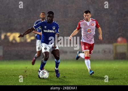 Christopher Missilou von Oldham Athletic und Jason Cowley von Stevenage während des Spiels der Sky Bet League 2 zwischen Stevenage und Oldham Athletic am Dienstag, den 14.. Januar 2020 im Lamex Stadium, Stevenage. (Foto von Eddie Garvey/MI News/NurPhoto) Stockfoto