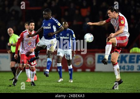 Ben Nugent von Stevenage und Christopher Missilou von Oldham Athletic während des Spiels der Sky Bet League 2 zwischen Stevenage und Oldham Athletic am Dienstag, den 14.. Januar 2020 im Lamex Stadium, Stevenage. (Foto von Eddie Garvey/MI News/NurPhoto) Stockfoto