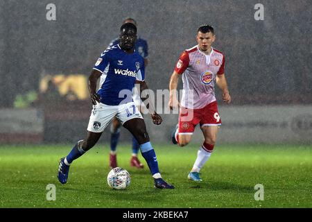 Christopher Missilou von Oldham Athletic und Jason Cowley von Stevenage während des Spiels der Sky Bet League 2 zwischen Stevenage und Oldham Athletic am Dienstag, den 14.. Januar 2020 im Lamex Stadium, Stevenage. (Foto von Eddie Garvey/MI News/NurPhoto) Stockfoto