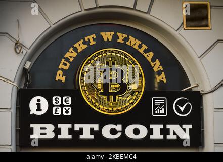 Eine Informationstafel über dem Eingang zum Bitcoin-Wechselladen im Zentrum Krakaus. Am 15. Januar 2020 in Krakau, Polen. (Foto von Artur Widak/NurPhoto) Stockfoto
