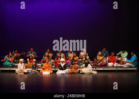 Tamilische Jugendliche spielen am 12. Januar 2020 ein karnatisches Lied, das die tamilische Kultur während eines Kulturprogramms zum Thai Pongal Festival in Markham, Ontario, Kanada, vorstellt. Das Fest des thailändischen Pongal ist ein Dankfest zu Ehren des Sonnengottes (Lord Surya) und feiert eine erfolgreiche Ernte. (Foto von Creative Touch Imaging Ltd./NurPhoto) Stockfoto