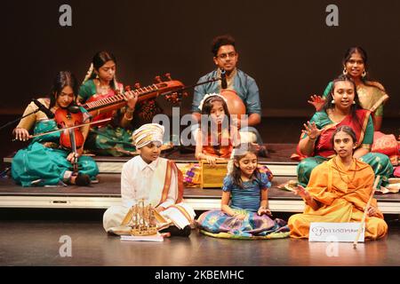 Tamilische Jugendliche spielen am 12. Januar 2020 ein karnatisches Lied, das die tamilische Kultur während eines Kulturprogramms zum Thai Pongal Festival in Markham, Ontario, Kanada, vorstellt. Das Fest des thailändischen Pongal ist ein Dankfest zu Ehren des Sonnengottes (Lord Surya) und feiert eine erfolgreiche Ernte. (Foto von Creative Touch Imaging Ltd./NurPhoto) Stockfoto